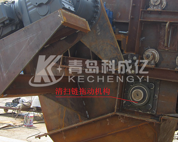 Cleaning chain dragging mechanism